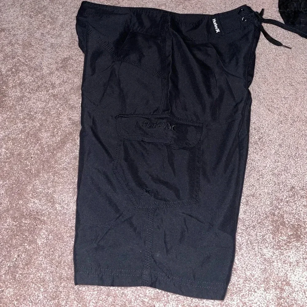 HURLEY ONE AND ONLY BLACK BOARDSHORTS WITH CARGO POCKETS SIZE 30